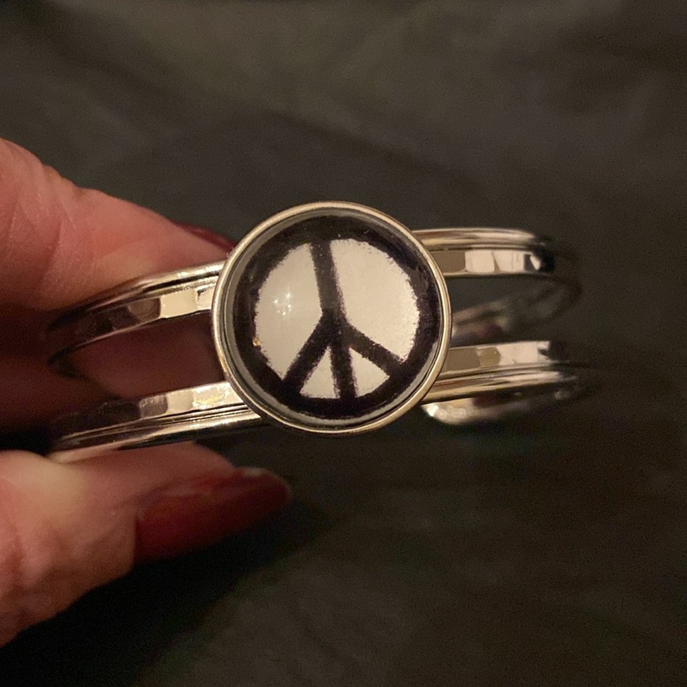 - - Peace Sign Snap Button Bracelet Cuff - Picture 3 of 7